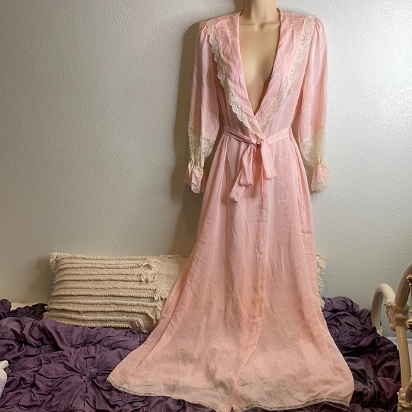 Carol Hochman Other - Carole Hochman vintage polyester pocketed shoulder pad heart lace long robe